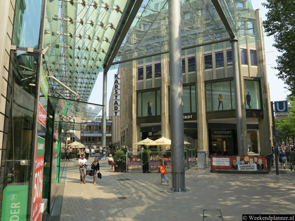 Een ingang van het grote winkelcentrum Europapassage aan de winkelstraat Mönckebergstrasse. Tip:   Winkelen in Hamburg.